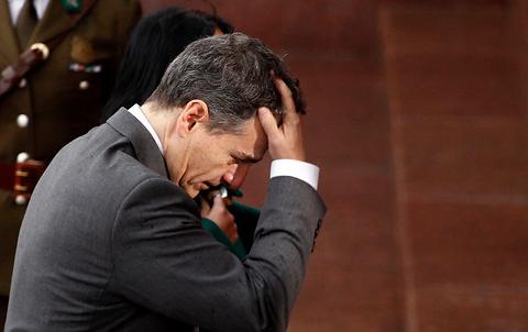 Velasco regresa de urgencia a Chile y su mano derecha insinúa persecución política tras diligencias de la PDI en su domicilio