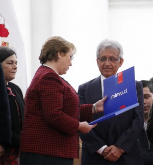 Bachelet entrega subsidios de clase media y emergente para acceder a la casa propia
