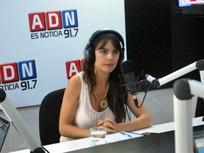 Camila Vallejo aprovecha entrevista con  ADN para rechazar despido de periodista y dirigente sindical de esa radio