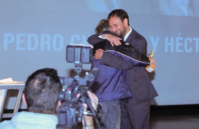 Raúl Camargo entrega el Pudú Honorífico como reconocimiento a la trayectoria a Pedro Chaskel en FICValdivia 2014