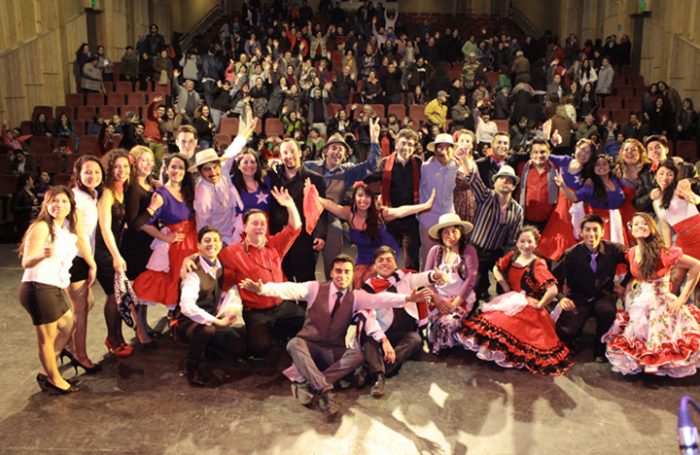 Seis comunas del sur de Santiago celebran llegada de la primavera con fiestas comunitarias