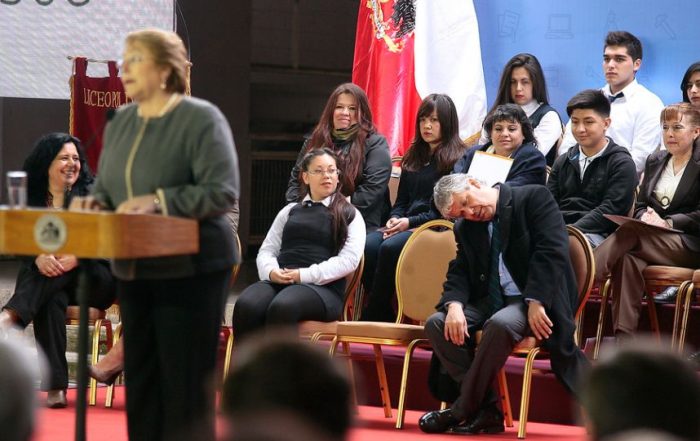 Risas: Eyzaguirre se hizo el dormido durante discurso de Bachelet