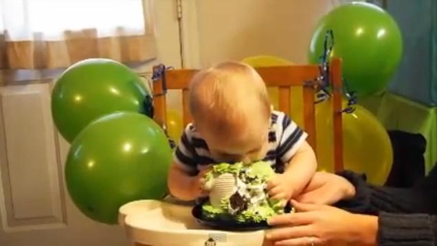 Bebé se devora su primera torta de cumpleaños