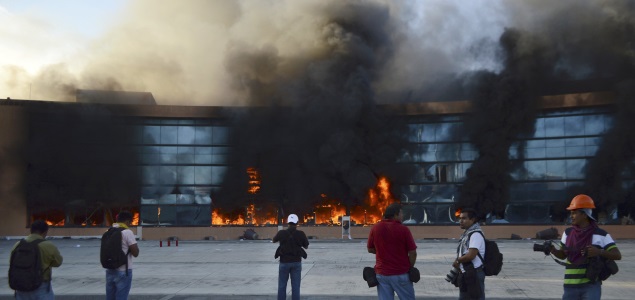 Estudiantes incendian el Palacio de Gobierno del Estado mexicano de Guerrero