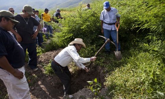 En medio de la búsqueda de los 43 estudiantes desaparecidos en México encuentran monte lleno de cuerpos