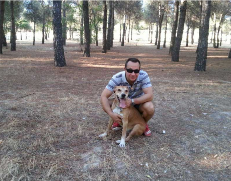 El español que pide que no eutanasien a su perro Excálibur por posible contagio de ébola