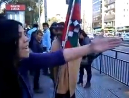 Los falsos mapuches pidiendo plata que indignaron a una joven en el centro de Santiago