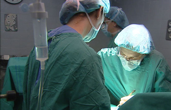 Especialistas de Clínica Las Condes se preparan para realizar el primer trasplante facial en el país