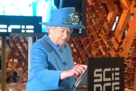 Isabel II, reina en Twitter con su primer tuit