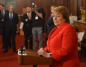 Bachelet anuncia fin de aportes de empresas a campañas políticas y dice que se busca “evitar que quienes están tomando decisiones lo hagan por intereses cruzados”