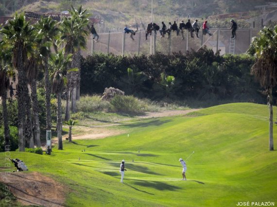Fotografía muestra el drama que viven los inmigrantes españoles y la indiferencia de los testigos en un campo de golf