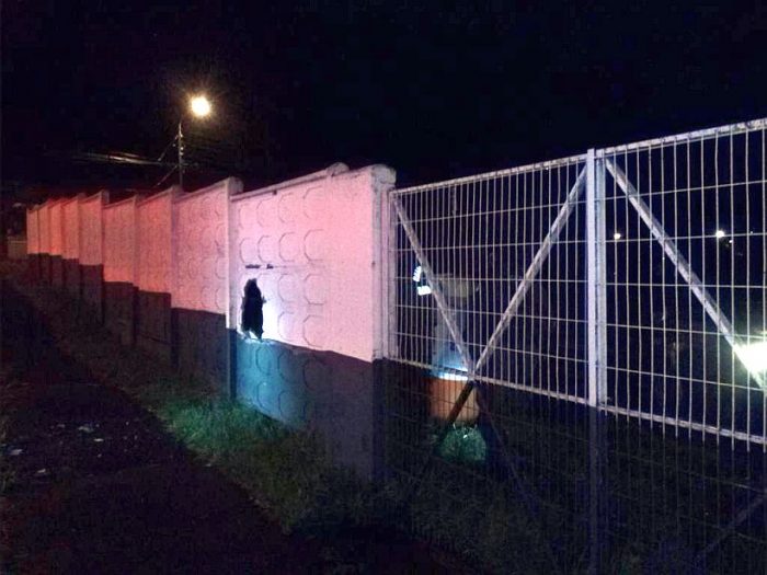 Daños en un muro dejó bombazo registrado en el cuartel del Labocar de Temuco