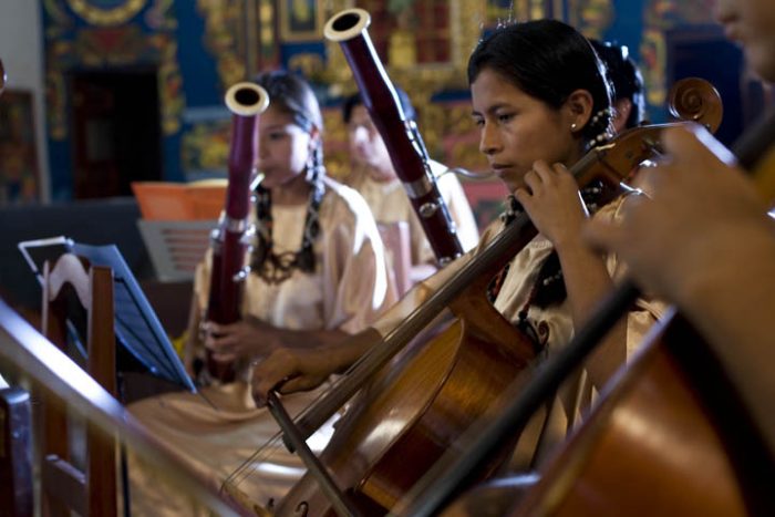 Televisión boliviana transmite en directo concierto barroco «Ensamble de Moxos» desde Montecarmelo