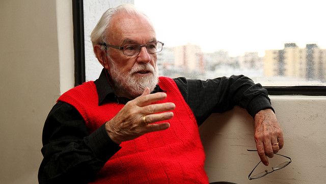 David Harvey reúne a estudiantes e intelectuales en masiva conferencia en Santiago