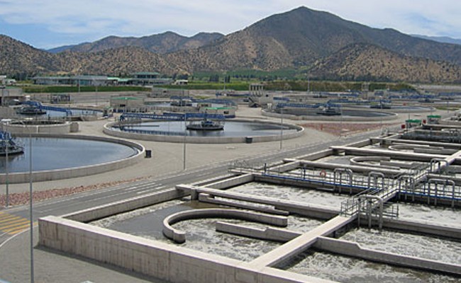 Mercado aplaude acuerdo tarifario de Aguas Andinas y lo describe como un triunfo político para el gobierno