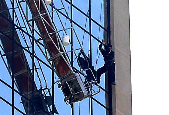 Fotos: Colgados de un andamio en pleno centro de Santiago