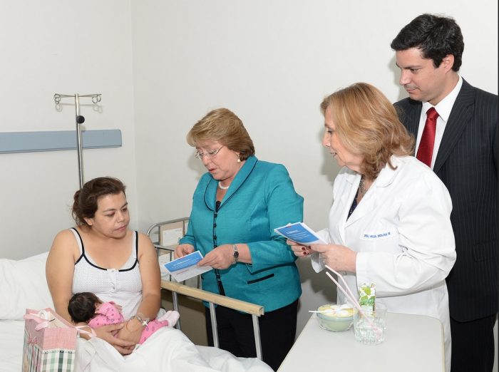 Isapres amenazan con «mayores costos» tras anuncio de Bachelet sobre fin de la preexistencia por embarazo