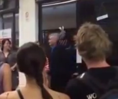 El doble del ex intendente Barrueto sorprendido saliendo de un café con piernas