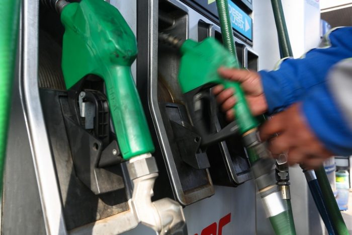 Arenas confirma que bencinas bajarán 60 pesos en promedio por corrección del Mepco