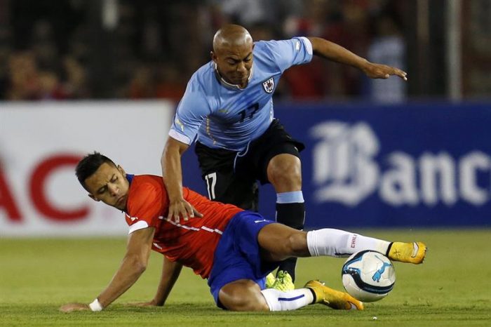 Chile cierra el 2014 con una derrota ante Uruguay en el Monumental