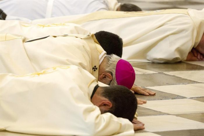 Caen sacerdotes españoles que organizaban orgías donde abusaban de menores de edad