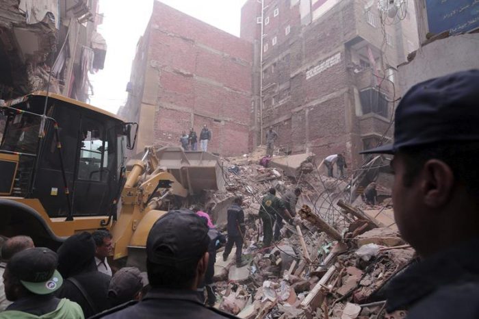 Quince muertos al derrumbarse un edificio en El Cairo