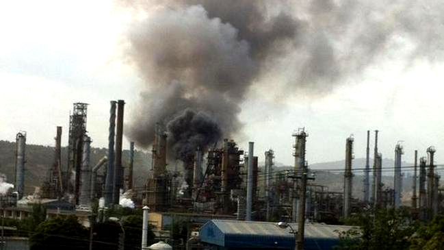 Dos trabajadores lesionados por incendio en refinería de ENAP en Concón