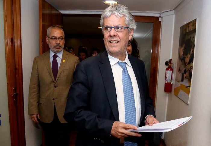 Eyzaguirre y Colegio de Profesores firman declaración de acuerdo sobre agenda corta