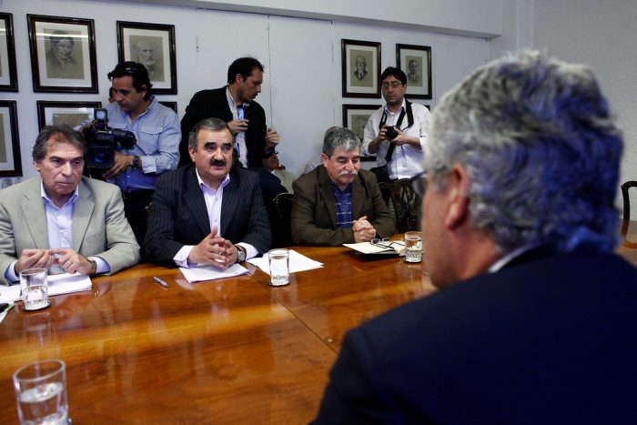 Protesta de profesores disidentes marca reunión de Gajardo con Eyzaguirre en el Mineduc