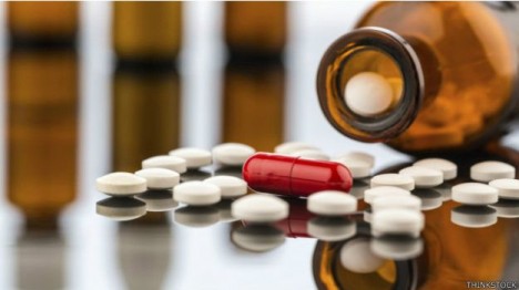 "Las drogas ahorran dinero al largo plazo", dice Stephen Whitehead, director ejecutivo de la Asociación de Industrias Farmacéuticas Británicas (ABPI).