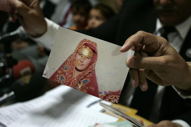 Pena de muerte para cuatro familiares de mujer paquistaní a la que mataron a ladrillazos