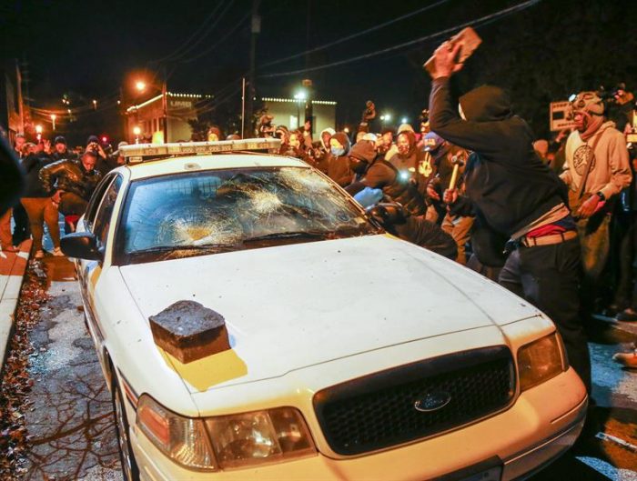 Cientos de manifestantes vuelven a desafiar a la Policía en Ferguson