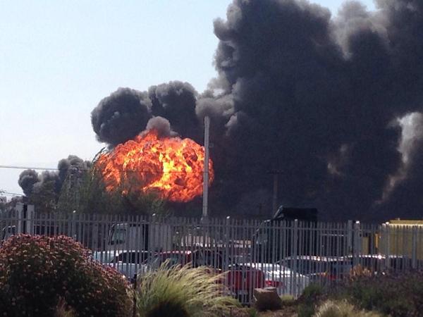 Incendio en sector de depósitos químicos en Quilicura genera emergencia tóxica