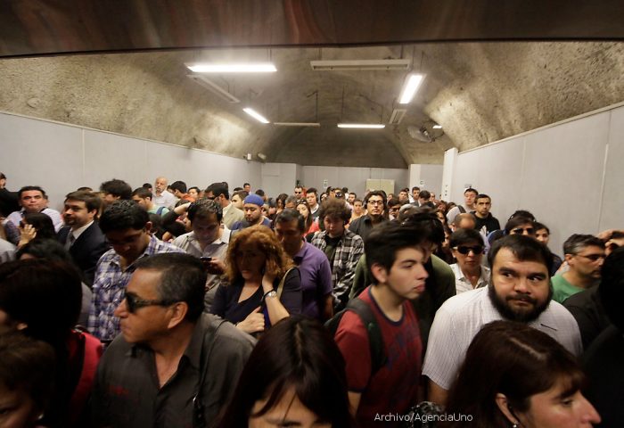 Nueva falla irrita a usuarios de la Línea 4 del Metro por largos tiempos de viaje