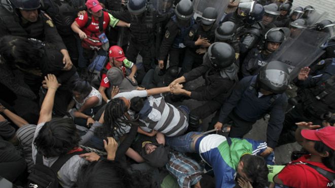 Tensión en México en día de protestas por estudiantes de Ayotzinapa