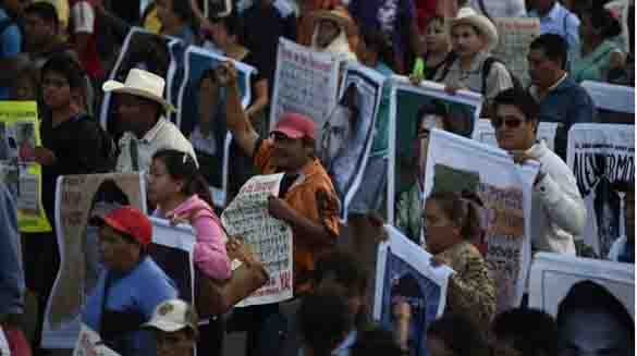 Padres de los estudiantes desaparecidos marchan a Ciudad de México para exigir justicia