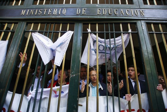Secundarios y profesores protagonizan toma relámpago del Mineduc