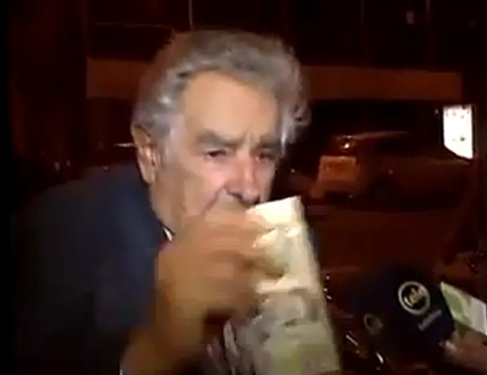 Video de Mujica dando limosna a mendigo revoluciona las redes sociales