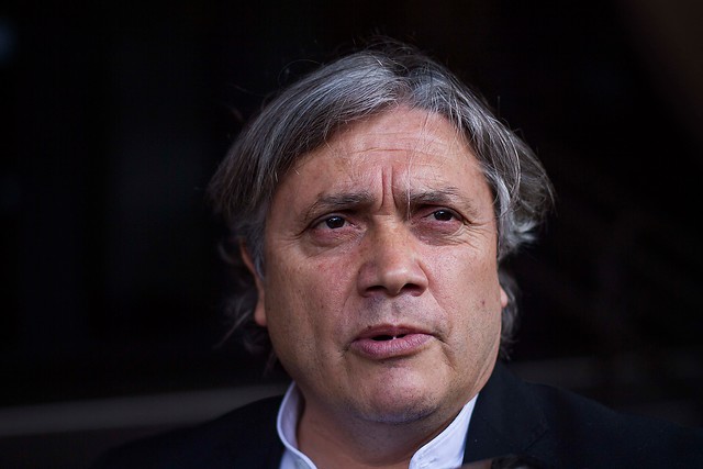 Senador Navarro dice que falla del Metro es culpa de Piñera