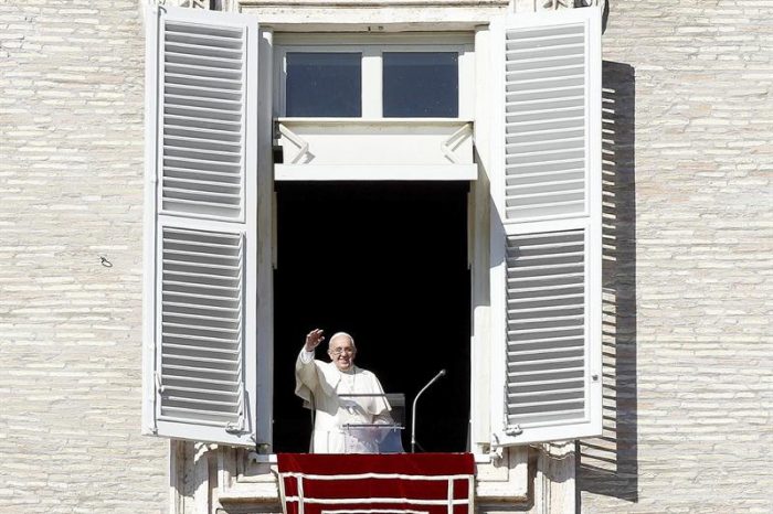 El Papa hará instalar duchas para los sin techo que duermen en San Pedro