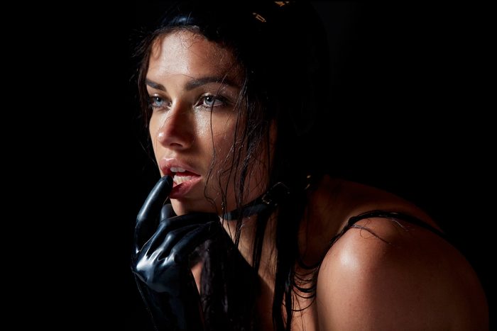 El calendario Pirelli 2015 apuesta por las curvas y el látex