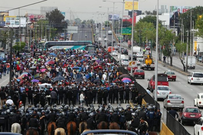 Estudiantes y profesores protestan y bloquean la entrada del Aeropuerto Internacional de Ciudad de México