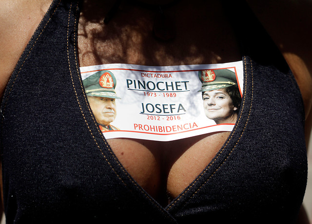 Manifestantes comparan a Josefa Errázuriz con Pinochet y concejales evalúan alternativas a ordenanza antialcohol