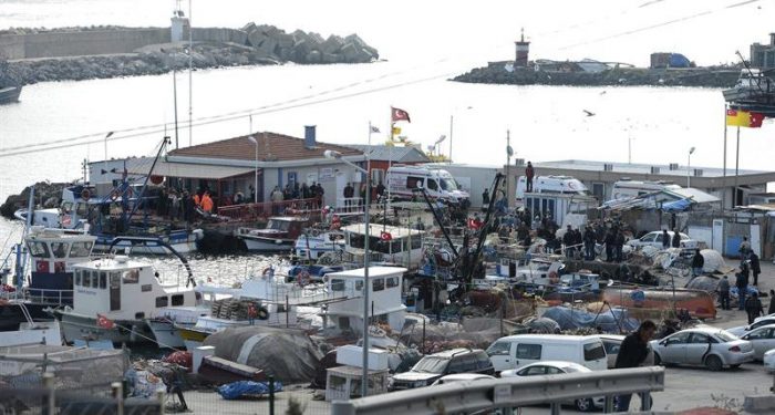 Al menos 24 muertos al naufragar barca con 40 refugiados en Turquía