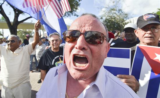 El exilio cubano protesta contra las «infames concesiones» de Obama a Castro y acusan al presidente estadounidense de «traidor»