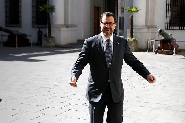 Amplio apoyo a hijo de Rodrigo Hinzpeter que admitió ser gay en una carta
