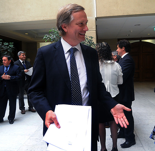 José Antonio Kast empuja al barro a ME-O y se pregunta cómo financia su «candidatura permanente»