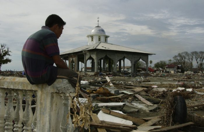 Héroe del tsunami en Indonesia: arruinado, pero libre