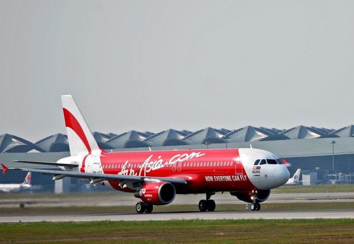 Avión de AirAsia desaparecido recibió aviso de mal tiempo antes del despegue