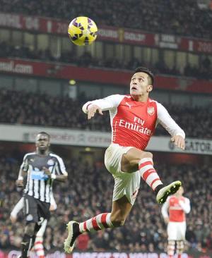 Arsenal golea al Newcastle con «dobletes» de Giroud y Cazorla (4-1)